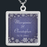Collar Plateado Copos de nieve y Damasco azul<br><div class="desc">Un elegante diseño de bodas para una boda de invierno o un boda de Navidades con copos de nieve en un fondo azul de color con un sutil patrón de damasco. Personalizar el texto para tu propio día especial. Se coordina con la colección Snowflakes y Blue Damask Wedding y está...</div>