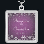 Collar Plateado Copos de nieve y Damasco púrpura<br><div class="desc">Un elegante diseño de bodas para una boda de invierno o un boda de Navidades con copos de nieve en un fondo morado con un sutil diseño de damasco. Personalizar el texto para tu propio día especial. Se coordina con la colección Snowflakes y Purple Damask Wedding y está disponible en...</div>