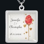 Collar Plateado Corazones de amor dorados y Boda rojo<br><div class="desc">Un elegante collar para celebrar a tus nupciales con corazones de amor de color dorado colgados detrás de una rosa roja de tallo largo. El fondo es un sutil patrón de corazones de amor. El texto es totalmente personalizable para su propia ocasión especial.</div>