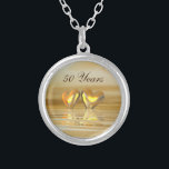 Collar Plateado Corazones de oro del aniversario<br><div class="desc">Para todas sus 50.as necesidades del aniversario. Una escena todo-de oro y amarilla 3d con los corazones de oro que flotan en el agua. El texto adaptable dice "50 años".</div>