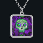 Collar Plateado Cráneo de azúcar brillante verde y púrpura<br><div class="desc">escote</div>