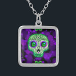Collar Plateado Cráneo de azúcar brillante verde y púrpura<br><div class="desc">escote</div>