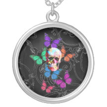 Cráneo de la fantasía y mariposas coloreadas