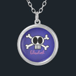 Collar Plateado Cráneo y cruces personalizados<br><div class="desc">Guay,  lindo y gracioso ilustracion gráfico de cráneo y cruces. Un cráneo blanco con ojos negros grandes y dientes blancos largos. Personaliza con un nombre con una letra chica rosa.</div>