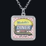 Collar Plateado Crea tu propio Rótulo de Diner Personalizado Retro<br><div class="desc">Anuncie su cena por donde quiera que vaya con este fresco collar retro de personalizados. El diseño muestra un cartel de comedor de estilo años 50 con una flecha iluminada y un fondo de cuadros rosa y blanco algo perturbado. El cartel dice "DINER" y "ABRIR" en neón con espacio para...</div>