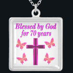 COLLAR PLATEADO CRISTIAN PINK 70TH BIRTHDAY CROSS DISEÑN<br><div class="desc">Este cristiano y alegre de 70 años adorará celebrar cumplir 70 años con este hermoso diseño de 70 años de cruz rosa y mariposa en Tees, bolsas de té, tazas, almohadas y regalos. Delibera a su espiritual y a su Dios amando a los 70 años con un regalo de cumpleaños...</div>