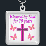 COLLAR PLATEADO CRISTIAN PINK 70TH BIRTHDAY CROSS DISEÑN<br><div class="desc">Este cristiano y alegre de 70 años adorará celebrar cumplir 70 años con este hermoso diseño de 70 años de cruz rosa y mariposa en Tees, bolsas de té, tazas, almohadas y regalos. Delibera a su espiritual y a su Dios amando a los 70 años con un regalo de cumpleaños...</div>