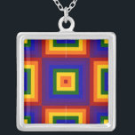 Collar Plateado Cuadrados de arcoiris<br><div class="desc">Muestra tu amor por el color con arcos geométricos alternos. Una serie de cuadrados rojos, naranjas, amarillos, verdes, azules, índigo y violetas irradian desde el centro de este diseño festivo. A ambos lados del cuadrado principal hay mitades de 2 cuadrados arcoiris con los colores secuenciados en orden inverso. Imagen de...</div>