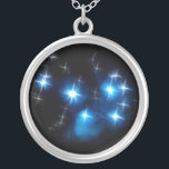 Collar Plateado Cúmulo de estrellas del azul de Pleiades<br><div class="desc">Para más bién esto, visita Sobre este diseño: El Pleiades, o "siete hermanas, " es un cúmulo de estrellas luminoso situado en el tauro de la constelación. Es uno de los cúmulos de estrellas más cercanos a la tierra y es fácilmente visbile en el hemisferio norte en invierno, y en...</div>