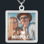 Collar Plateado Cute I Love Heart Photo Couples Nombre personaliza<br><div class="desc">Cute I Love Heart Photo Couples Personalized Name Necklace presenta tu foto favorita con el texto "I (love heart) add name" (I (love heart) add name) en un guión blanco moderno. Personalice editando el texto en el cuadro de texto proporcionado y agregando su propia imagen. Los regalos perfectos para parejas,...</div>