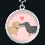Collar Plateado Dachshund besa con corazón | Wiener Dog Lover<br><div class="desc">Dachshund, de cabello largo, negro y moreno, y Doxie rojo con el corazón al aire libre. El collar de un adorable amante del perro que hace un dulce regalo para cualquier madre de perro o amante del perro. Visita el mundo Doodle de Jenn para ver más accesorios y regalos con...</div>