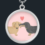 Collar Plateado Dachshund besa con corazón | Wiener Dog Lover<br><div class="desc">Dachshund, de cabello largo, negro y moreno, y Doxie rojo con el corazón al aire libre. El collar de un adorable amante del perro que hace un dulce regalo para cualquier madre de perro o amante del perro. Visita el mundo Doodle de Jenn para ver más accesorios y regalos con...</div>