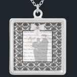 Collar Plateado Damask Elegance Boda Silver Square Necklal<br><div class="desc">Personalice este collar de bonito para que tenga como favores matrimoniales en la recepción de su boda o para que usted mismo lo tenga como recuerdo de su día especial. Este collar es también el regalo perfecto para la novia en su ducha de novia. Personalice agregando su foto.</div>