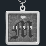 Collar Plateado Damask Monograma Boda de fecha de aniversario coll<br><div class="desc">Boda Keepsake Wedding Party Necklaces - para cambiar el color de fondo - haga clic en personalizar - haga clic en editar - seleccione la última herramienta en el menú desplegable y elija uno de los colores mostrados o introduzca el código rgb hex para su color de boda personalizado -...</div>