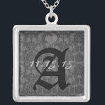 Collar Plateado Damask Monograma Boda de fecha de aniversario coll<br><div class="desc">Boda Keepsake Wedding Party Necklaces - para cambiar el color de fondo - haga clic en personalizar - haga clic en editar - seleccione la última herramienta en el menú desplegable y elija uno de los colores mostrados o introduzca el código rgb hex para su color de boda personalizado -...</div>