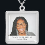 Collar Plateado Día de la boda conmemorativa de la Madre de la Nov<br><div class="desc">Usa este hermoso collar conmemorativo de fotos de la Madre de la Novia en tu día de boda para sentir el amor que compartiste con ella y mantenerla cerca en tu día especial. Añada su propio texto especial o utilice la redacción como se indica.</div>