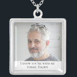 Collar Plateado Día de la boda en memoria del padre de la novia<br><div class="desc">Usa este hermoso collar conmemorativo del padre de la novia en tu día de boda para sentir el amor que compartiste con él y mantenerlo cerca en tu día especial. Añada su propio texto especial o utilice la redacción como se indica.</div>