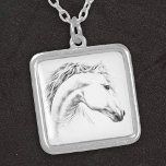 Collar Plateado Dibujo de lápiz de retrato de caballo Arte ecuestr<br><div class="desc">Cabeza de caballo - dibujo de lápiz de grafito. Arte equino dibujado a mano. 🔹 Puedes personalizar - redimensionar/rotar la imagen,  agregar texto y más :) 🔹 🔹 Envíame una foto de tu compra o simplemente compartirla y etiquetarme @edrawings38art (en FB/IG/Twitter) ¡Gracias! 💜</div>