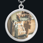 Collar Plateado Dios es mi guía Biblia y la cruz del Rosario<br><div class="desc">Dios es mi Biblia Guía y Cruz Rosaria Esto es perfecto para cualquiera que intente encontrar su camino o si necesita un poco de ayuda para recordar que Dios es su guía. Haz todas las cosas en Cristo y no tendrás miedo. Esta hermosa imagen de un rosario y una biblia...</div>