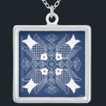 Collar Plateado Diseño de peces subacuáticos con fondo azul<br><div class="desc">Un encuentro de las mentes de los peces,  este diseño muestra una escena submarina completa con conchas en un fondo azul. ¡Un gran regalo para un ictiólogo o para cualquiera que le guste nadar en el mar!</div>