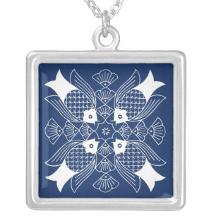 Collar Plateado Diseño de peces subacuáticos con fondo azul