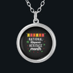 Collar Plateado Divertido regalo divertido del mes de la herencia<br><div class="desc">Mes del Patrimonio Hispano Nacional Mes Gracioso Regalo hispano,  latinos,  herencia,  latina,  española,  vintage,  retro,  mexicana,  cultura,  méxico,  banderas,  orgullosos,  regalos,  orgullo,  américa latina,  independencia,  países,  herencia nacional hispana mes,  2021, arcoiris</div>