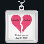 Collar Plateado Dos corazones a la mitad se unen como un nombre pe<br><div class="desc">Este es un gran collar para tu amor o para regalar como regalo a un recién casado o El día de San Valentín. El diseño presenta dos mitades de un corazón que coinciden. Un nombre personalizado está en cada mitad del corazón y es fácil de personalizar. Las palabras personalizables bajo...</div>