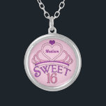 Collar Plateado Dulce princesa rosa personalizada Tiara<br><div class="desc">Un dulce dulce dulce dulce de dieciséis collares regalo de cumpleaños para regalar como favores de fiesta al final de tu gran bash adolescente. Personalice escribiendo su nombre en bonito de escritura púrpura dentro de la tiara rosa. Un diseño dulce de 16 bonitos.</div>