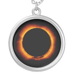 Collar Plateado Eclipse solar casi total