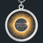 Collar Plateado Eclipse solar total 2017<br><div class="desc">Un eclipse solar total ocurrió el 21 de agosto de 2017,  cruzando Estados Unidos. Este collar contiene el texto "Totalidad 08.21.17". Un naranja y un gráfico de luna y sol negro en el centro representa el eclipse.</div>
