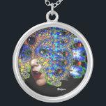 COLLAR PLATEADO EFEMERAL<br><div class="desc">Máscara fractal colorida, elegante y artística con cuentas vibrantes en azul, púrpura, negro, amarillo, rojo.rosa, fucsia y brillantes piedras de gema 3D.</div>