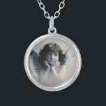 Collar Plateado El dulce Ángel de la Vintage Cheeked Rosy en las n<br><div class="desc">Hermoso diseño vintage de un ángel dulce con alas blancas suaves y mejillas rosadas,  sosteniendo su cara en sus manos. Parece pacífico y amable. El fondo está lleno de nubes etéreas suaves.</div>