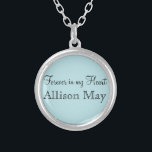 Collar Plateado El encanto conmemorativo del Boda Bouquet en azul<br><div class="desc">Boda Memorial Bouquet Charms. Recuerda a los que no pueden estar contigo en tu día especial con el encanto de una boda conmemorativa. Un encantador toque sentimental para que la novia lleve en su ramo. Este encanto tiene un fondo negro con la frase "Siempre en mi corazón" y un lugar...</div>