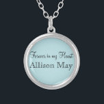 Collar Plateado El encanto conmemorativo del Boda Bouquet en azul<br><div class="desc">Boda Memorial Bouquet Charms. Recuerda a los que no pueden estar contigo en tu día especial con el encanto de una boda conmemorativa. Un encantador toque sentimental para que la novia lleve en su ramo. Este encanto tiene un fondo negro con la frase "Siempre en mi corazón" y un lugar...</div>