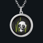 Collar Plateado El oso blanco y negro de panda en un bosque de bam<br><div class="desc">Qué lindo y adorable ilustracion de un oso panda blanco y negro sentado entre los tallos verdes de bambú en un pequeño bosque,  que se ve feliz,  amistoso y adorable. El fondo negro hace que este pequeño panda pop!</div>