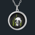 Collar Plateado El oso blanco y negro de panda en un bosque de bam<br><div class="desc">Qué lindo y adorable ilustracion de un oso panda blanco y negro sentado entre los tallos verdes de bambú en un pequeño bosque,  que se ve feliz,  amistoso y adorable. El fondo negro hace que este pequeño panda pop!</div>