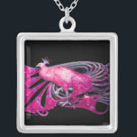 COLLAR PLATEADO ELEGANTE PICOCA EN ROSA, FUCHSIA Y NEGRO<br><div class="desc">Diseño colorido y elegante con brillantes piedras en 3D Diseño gráfico digital de Bulgan Lumini . Parte de la nueva colección ARCADIA .</div>