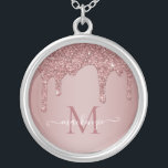 Collar Plateado Elegante Rosa Purpurina de espuma de oro goteo Mon<br><div class="desc">El Rosa Girly Gold Sparkle Purpurina Drips Monograma Necklace con modas tonificantes color rosa/rosa purpurina de oro gotea sobre un fondo de moda con su personalizado monograma y nombre. Póngase en contacto con nosotros en cedarandstring@gmail.com si necesita ayuda con el diseño o productos de coincidencia.</div>