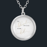 Collar Plateado Ella Creía Que Podía Así Que Inspiró Cita<br><div class="desc">La cita de nuestra tipografía con collar redondo muestra la frase "Ella cree que pudo y lo hizo". Se cree y se cree que están en un hermoso guión de caligrafía con letras ricamente adornadas con falso Relieve metalizado de oro, que contrasta maravillosamente con el resto de la cita en...</div>