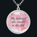 Collar Plateado Ella creyó que ella podría así que ella lo hizo -<br><div class="desc">Cita de motivación para ella. ¡Podemos hasta que creamos que podemos! Este collar hermoso puede ser un recordatorio hermoso a nosotros mismos así como a un regalo significativo para nuestra hija o un amigo. ¡Chica grande y del brillo ideal! ¿** Estas ilustraciones en otro regalo del zazzle o en una...</div>