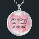 Collar Plateado Ella creyó que ella podría así que ella lo hizo -<br><div class="desc">Cita de motivación para ella. ¡Podemos hasta que creamos que podemos! Este collar hermoso puede ser un recordatorio hermoso a nosotros mismos así como a un regalo significativo para nuestra hija o un amigo. ¡Chica grande y del brillo ideal! ¿** Estas ilustraciones en otro regalo del zazzle o en una...</div>
