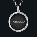 COLLAR PLATEADO EN PAUSA<br><div class="desc">Toma un descanso. Globe Trotters se especializa en imágenes idiosincrásicas de todo el mundo. Aquí encontrará tarjetas de felicitación únicas, postales, Posters, Mousepads y más.</div>
