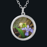 Collar Plateado Enanos enanos Iris flor azul morada blanca<br><div class="desc">Enanos enanos descansados Iris en el sendero del lago Arrowhead Foto de Sandy Closs mientras se hace senderismo en mayo. Hermoso y colorido Blue púrple Wild Iris creciendo en el bosque cerca de este lago azul claro del norte de Georgia. Flores, flores, flores silvestres, boda, compasión, cumpleaños, "día de la...</div>