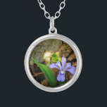Collar Plateado Enanos enanos Iris flor azul morada blanca<br><div class="desc">Enanos enanos descansados Iris en el sendero del lago Arrowhead Foto de Sandy Closs mientras se hace senderismo en mayo. Hermoso y colorido Blue púrple Wild Iris creciendo en el bosque cerca de este lago azul claro del norte de Georgia. Flores, flores, flores silvestres, boda, compasión, cumpleaños, "día de la...</div>