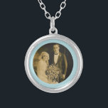 Collar Plateado Encanto conmemorativo de la foto para casar el<br><div class="desc">Casar encantos conmemorativos del ramo. Recuerde a los que no puedan estar con usted en su día especial con un encanto nupcial conmemorativo. Un recuerdo sentimental precioso para que la novia lleve adentro su ramo. Este encanto tiene un fondo negro con la frase, "para siempre en mi corazón" y un...</div>