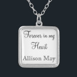 Collar Plateado Encanto conmemorativo para el Boda Bouquet en blan<br><div class="desc">Boda Memorial Bouquet Charms. Recuerda a los que no pueden estar contigo en tu día especial con el encanto de una novia conmemorativa. Un encantador aguijón sentimental para que la novia lleve en su ramo. Este encanto tiene un fondo negro con la frase "Para siempre en mi corazón" y un...</div>