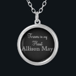 Collar Plateado Encanto conmemorativo para el Boda Bouquet en negr<br><div class="desc">Boda Memorial Bouquet Charms. Recuerda a los que no pueden estar contigo en tu día especial con el encanto de una novia conmemorativa. Un encantador aguijón sentimental para que la novia lleve en su ramo. Este encanto tiene un fondo negro con la frase "Para siempre en mi corazón" y un...</div>