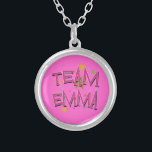 Collar Plateado Equipo Emma de EMMA<br><div class="desc">¡Equipo Emma! Diversión y diseño festivo, adecuados perfectamente para cualquier celebración. Grande para las fiestas de cumpleaños, los fiestas del bachelorette y las duchas del boda. También grande para los deportes de equipo, los equipos del giro, o cualquier ocasión. Este diseño está disponible en las camisetas y la otra ropa...</div>