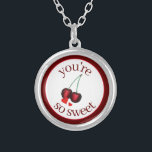 Collar Plateado Eres tan dulce y maduro Fruta de cerezas rojas<br><div class="desc">El diseño presenta un original ilustracion de marca de un par de cerezas rojas maduras de verano. Ideal para tu comida favorita. Este diseño también está disponible en otros productos. En esta tienda también hay muchos diseños temáticos sobre frutas. ¿No ves lo que estás buscando? Contacte con Rebecca para que...</div>