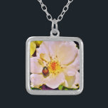 Collar Plateado Escarabajo japonés sobre rosa blanco<br><div class="desc">Hermosa foto de un escarabajo japonés en rosa amarilla blanca por la artista Sandra Marie Closs. Añade tu propio texto, nombre o monograma para crear el producto perfecto para cualquier ocasión. Boda, fiesta de la fiesta nupcial, simpatía, cumpleaños, ducha de bebé, cualquier celebración o solo para hacer su día un...</div>